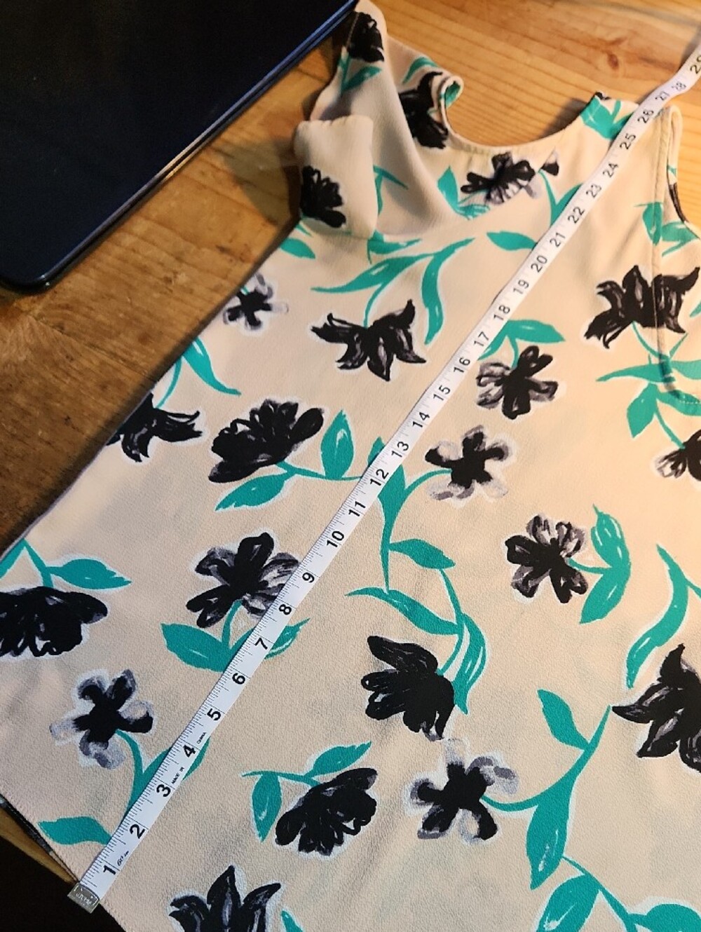 C & E Lifestyle, Sz XL, Cold-Shoulder Floral V-Neck Top in Beige and Teal. - Picture 9 of 10